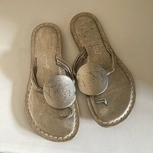 Bernardo Sandals silver medallion thong slides women’s 6 rope